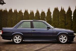 Image 7/8 of BMW 325i (1989)