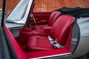 Image 26/34 de Jaguar E-Type (1968)