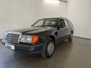 Image 2/43 of Mercedes-Benz 230 TE (1992)