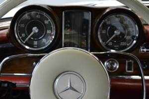 Image 31/61 de Mercedes-Benz 250 SE (1966)