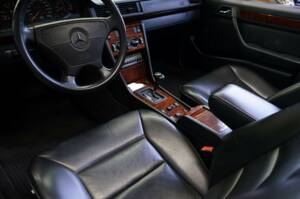 Afbeelding 32/50 van Mercedes-Benz 300 CE-24 (1993)
