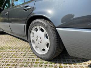 Imagen 7/20 de Mercedes-Benz 500 E (1992)