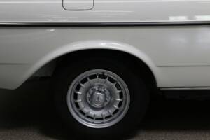 Bild 24/38 von Mercedes-Benz 230 CE (1984)
