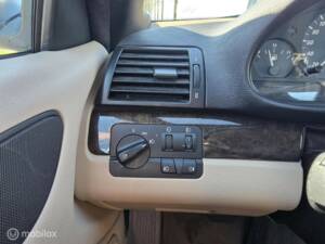 Image 15/38 of BMW 323Ci (2000)