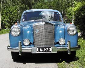 Image 2/9 of Mercedes-Benz 220 S (1957)