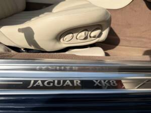 Image 18/35 of Jaguar XK8 4.0 (2002)