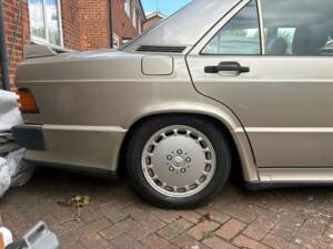 Image 23/50 of Mercedes-Benz 190 E 2.5-16 (1991)