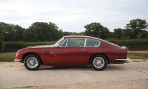 Image 2/23 of Aston Martin DB 6 (1966)