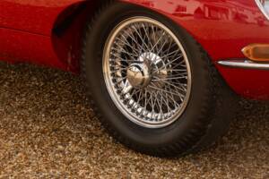 Image 32/50 de Jaguar E-Type (1967)