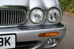 Immagine 21/50 di Jaguar XJ 8 Executive (2002)