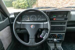Afbeelding 36/50 van Alfa Romeo 75 2.0 Twin Spark (1988)