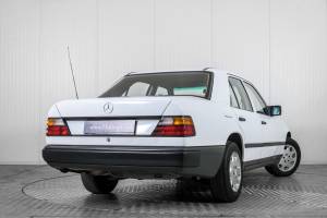 Imagen 43/50 de Mercedes-Benz 200 (1986)
