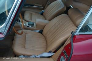 Image 3/17 of Jaguar E-Type (1970)