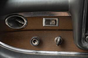 Image 40/50 of Mercedes-Benz 220 S b (1967)