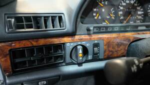 Image 8/34 of Mercedes-Benz 500 SEC (1991)