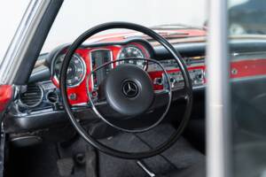 Image 10/35 of Mercedes-Benz 280 SL (1970)