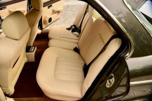 Image 22/50 of Jaguar XJ 12 (1988)
