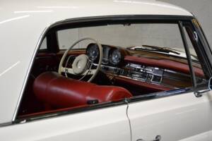 Image 50/61 de Mercedes-Benz 250 SE (1966)