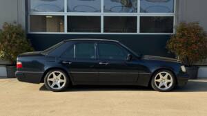Image 2/15 of Mercedes-Benz E 500 Limited (1994)