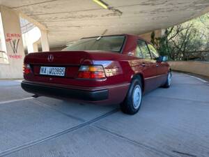 Image 12/50 of Mercedes-Benz E 200 (1993)
