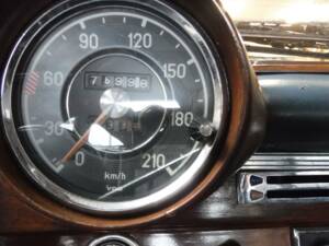 Image 20/50 of Mercedes-Benz 300 SE (1966)