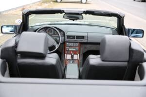 Immagine 6/17 di Mercedes-Benz SL 280 (1995)