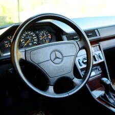 Image 45/171 of Mercedes-Benz E 220 (1994)