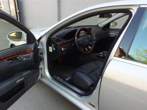 Image 30/98 of Mercedes-Benz S 500 L (2007)