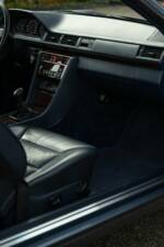 Bild 70/79 von Mercedes-Benz 200 CE (1993)