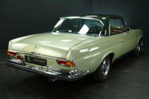 Image 2/30 de Mercedes-Benz 280 SE (1970)