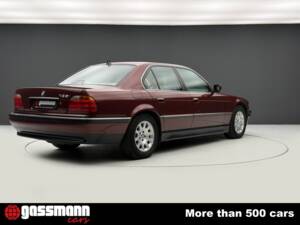 Obraz 8/15 pojazdu BMW 735i (2000)