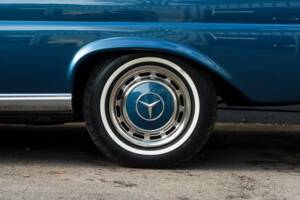 Image 13/57 de Mercedes-Benz 280 SE 3,5 (1971)