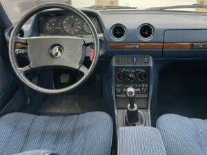 Bild 9/32 von Mercedes-Benz 300 D (1983)