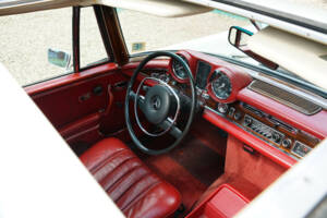 Image 14/50 of Mercedes-Benz 280 SE 3,5 (1970)