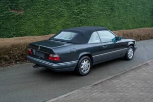 Bild 6/8 von Mercedes-Benz E 220 (1994)