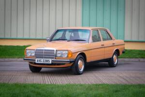 Image 7/32 of Mercedes-Benz 250 (1978)