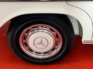 Bild 19/46 von Mercedes-Benz 220 D (1972)