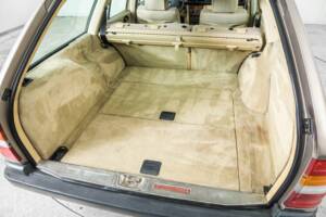 Image 40/50 of Mercedes-Benz 300 TD (1986)