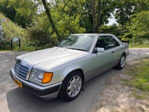 Bild 6/17 von Mercedes-Benz 230 CE (1991)