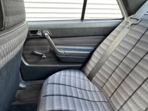 Bild 12/41 von Mercedes-Benz 190 E 2.0 (1992)