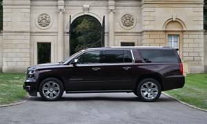 Image 2/50 of Chevrolet Suburban (2017)