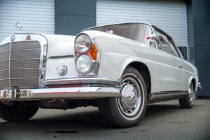 Image 8/24 de Mercedes-Benz 220 SE b (1963)