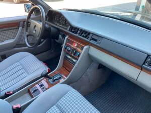Immagine 11/18 di Mercedes-Benz 230 CE (1991)