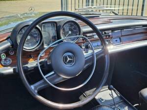 Imagen 33/52 de Mercedes-Benz 280 SE 3,5 (1970)