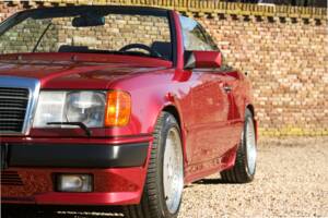 Immagine 39/50 di Mercedes-Benz 300 CE-24 3.4 AMG (1993)