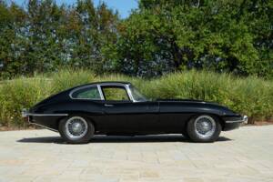 Image 5/50 de Jaguar E-Type (1968)