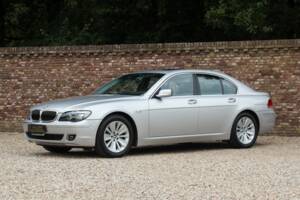 Immagine 28/50 di BMW 750i (2007)