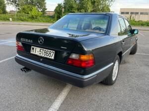 Bild 4/25 von Mercedes-Benz 300 E-24 (1991)