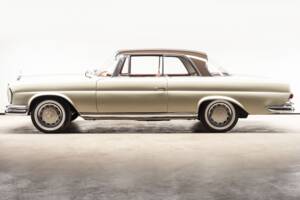 Image 4/54 of Mercedes-Benz 220 SE b (1963)