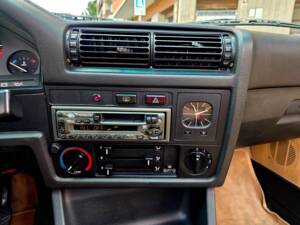 Bild 26/31 von BMW 320i (1988)